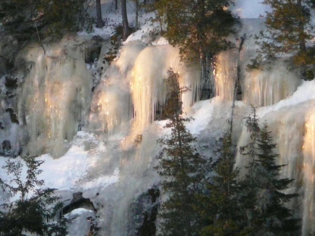 Kan-A-Mouche Pourvoirie Auberge Et Chalets Saint-Michel Exteriör bild