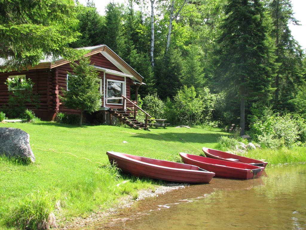 Kan-A-Mouche Pourvoirie Auberge Et Chalets Saint-Michel Exteriör bild