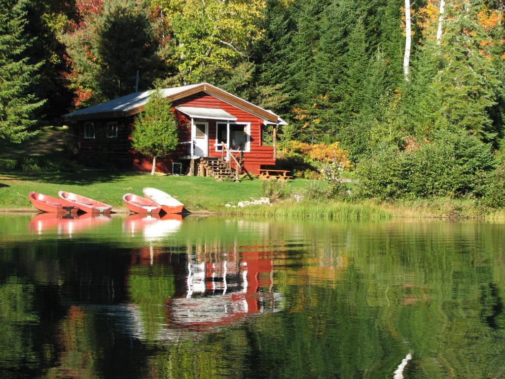 Kan-A-Mouche Pourvoirie Auberge Et Chalets Saint-Michel Exteriör bild