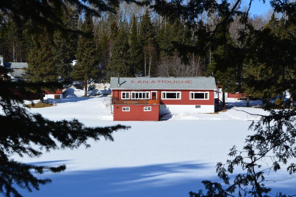 Kan-A-Mouche Pourvoirie Auberge Et Chalets Saint-Michel Exteriör bild