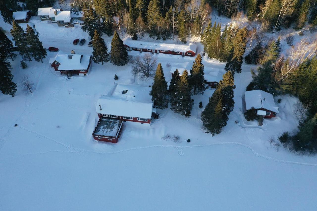 Kan-A-Mouche Pourvoirie Auberge Et Chalets Saint-Michel Exteriör bild