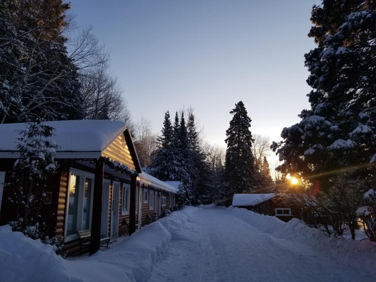 Kan-A-Mouche Pourvoirie Auberge Et Chalets Saint-Michel Exteriör bild