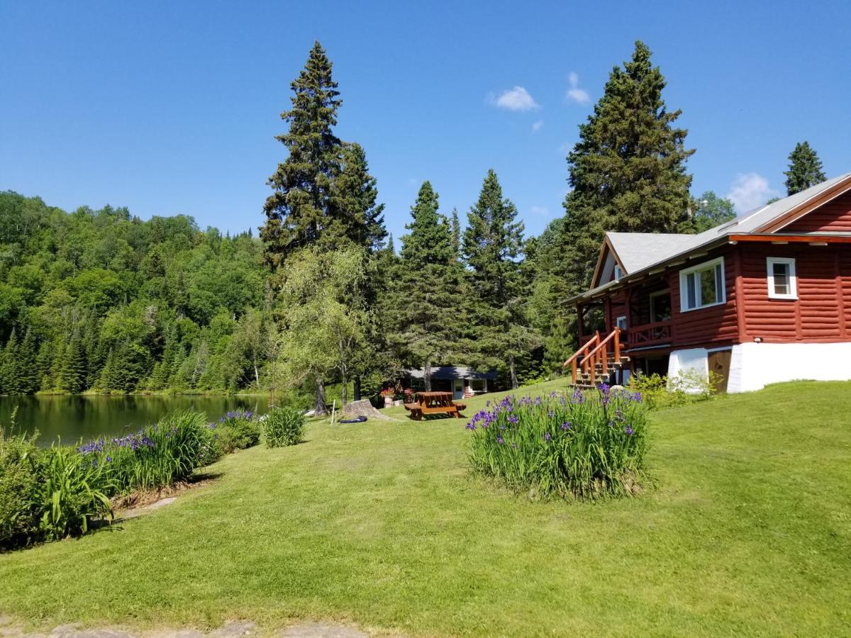 Kan-A-Mouche Pourvoirie Auberge Et Chalets Saint-Michel Exteriör bild